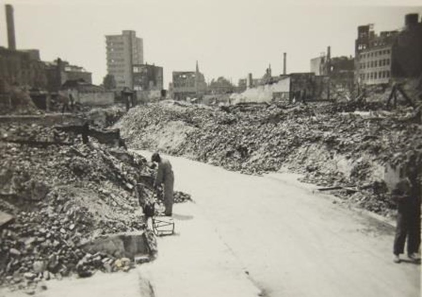 Foto bombardement en ruïne van een Nederlandse stad. 