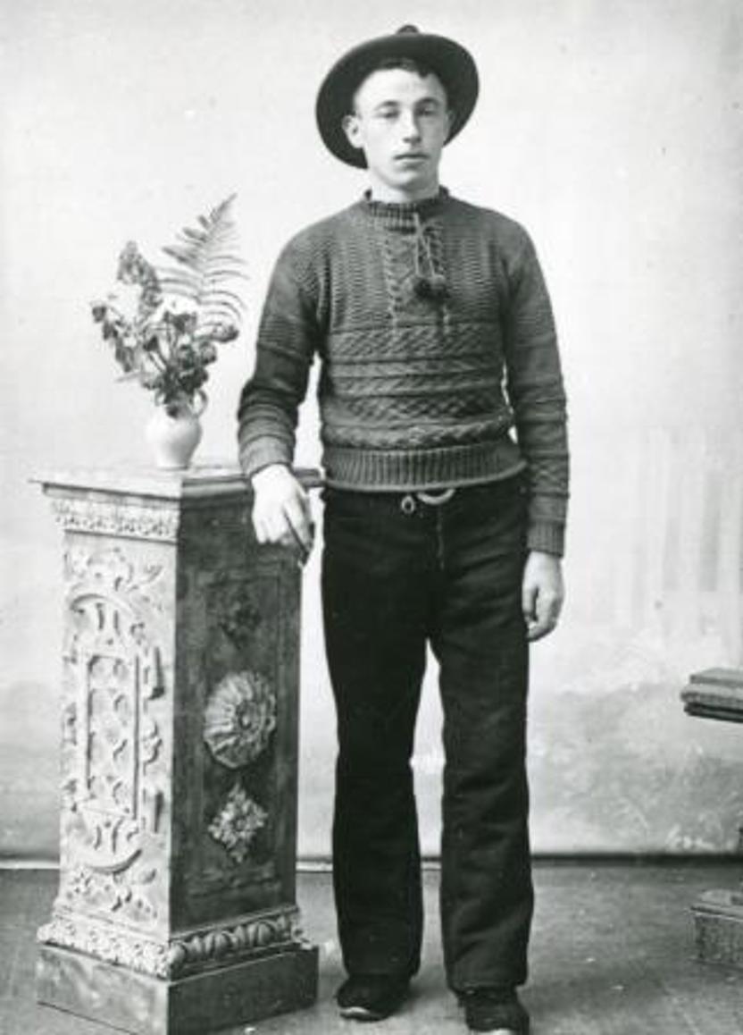 Visser uit Pernis (Collectie Stadsarchief Vlaardingen)