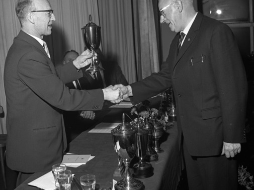 Wethouder Langerak reikt beker uit aan volkstuinders, 1961. Foto: Ary Groeneveld, Gemeente Archief Rotterdam