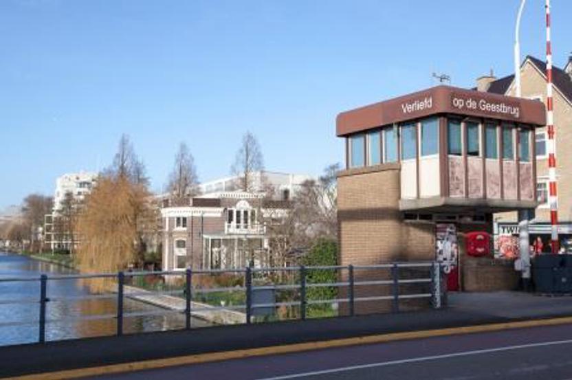 De Geestbrug tussen Rijswijk en Voorburg. Een informatievenster vertelt over de trekschuiten die hier ooit voeren, maar ook over het stel dat elkaar leerde kennen toen ze  in 1960 tijdens een plensbui in het huisje schuilden. Het was liefde op het eerste gezicht (Foto Gerard de Bruin)