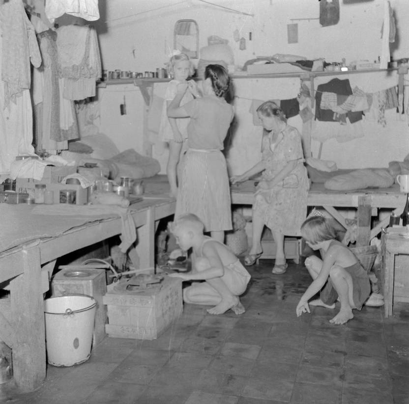Vrouwen kleden kinderen aan in het Adek-kamp in Batavia (Foto: Willem van de Poll, Nationaal Archief / Fotocollectie Van de Poll)