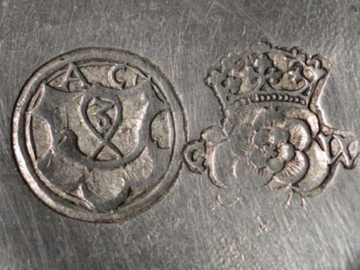 Tinmerk op één van de vondsten (Archeologie Delft)
