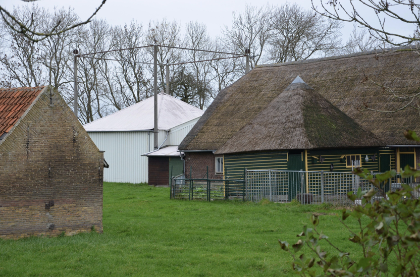 Moderne hooiberg achter de stal bij boerderij in Leiden, voorheen Zoeterwoude (Rijnland) (Foto: Gerrit Kramer / Rijksdienst voor Cultureel Erfgoed / CC 3.0)