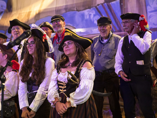 Shantykoren bestaan vaak alleen uit mannen, maar er zijn zeker ook vrouwen die plezier beleven aan het zingen van de traditionele shanties. Shantyfestival Rotterdam tijdens de Wereldhavendagen, 2024. (foto Marco Zwinkels)