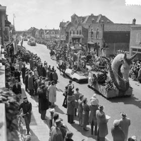 Zwartwit foto van de bloemencorso uit 1960.