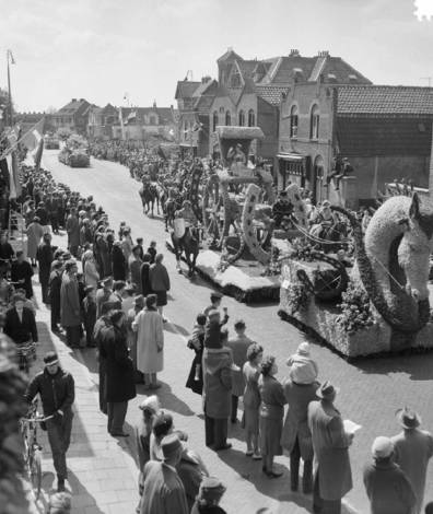 Zwartwit foto van de bloemencorso uit 1960.
