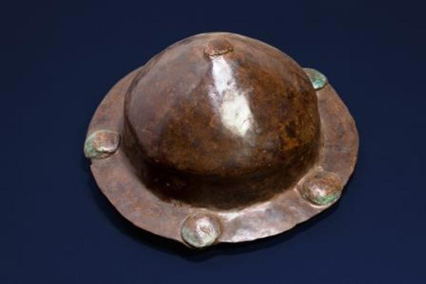 Ook deze schildknop komt uit het wapengraf naast het bijzondere boorgraf van Solleveld. (Bron: Afdeling Archeologie, gemeente Den Haag/Olav Odé) 