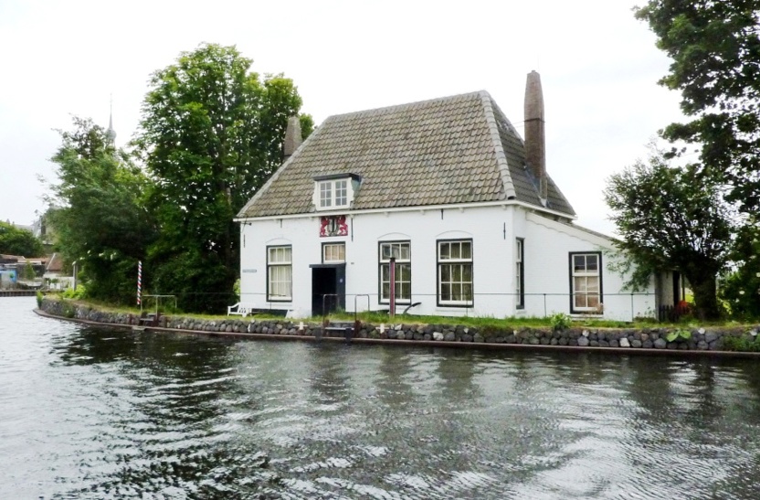 Het in 1767 gebouwde Delftse veerhuis bij Overschie heeft een gevelsteen met het wapen van Delft.
