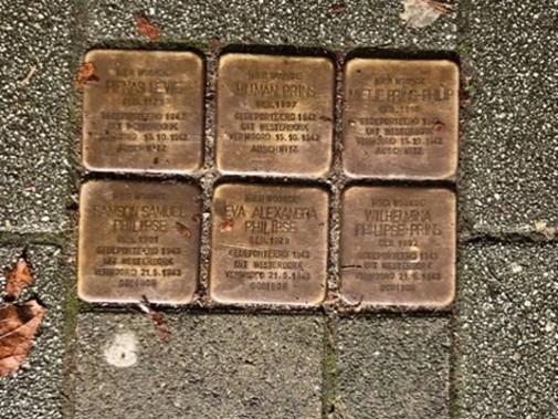  Tegenwoordig liggen voor de deur van deze woningen, op nummer 31 A en 32, stolpersteine (struikelsteentjes) met de namen van de zeven bewoners die zijn weggevoerd.