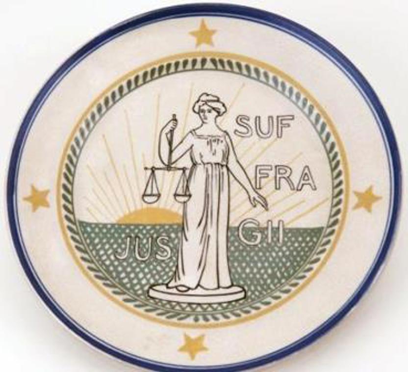 Aardewerken bord van de Wereldbond voor Vrouwenkiesrecht. Het motto ‘Jus suffragii’ (stemrecht) komt terug in de naam van de Engelse strijdsters voor het vrouwenkiesrecht, de Suffragettes. (Collectie: Atria CC 0)