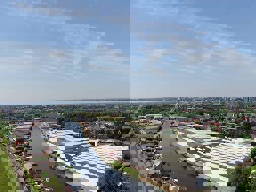 Rechts van de rivier het bedrijfsterrein van De Vries Robbé, Fabriek I, dat de komende jaren wordt ontwikkeld. (Foto Rijnboutt) 