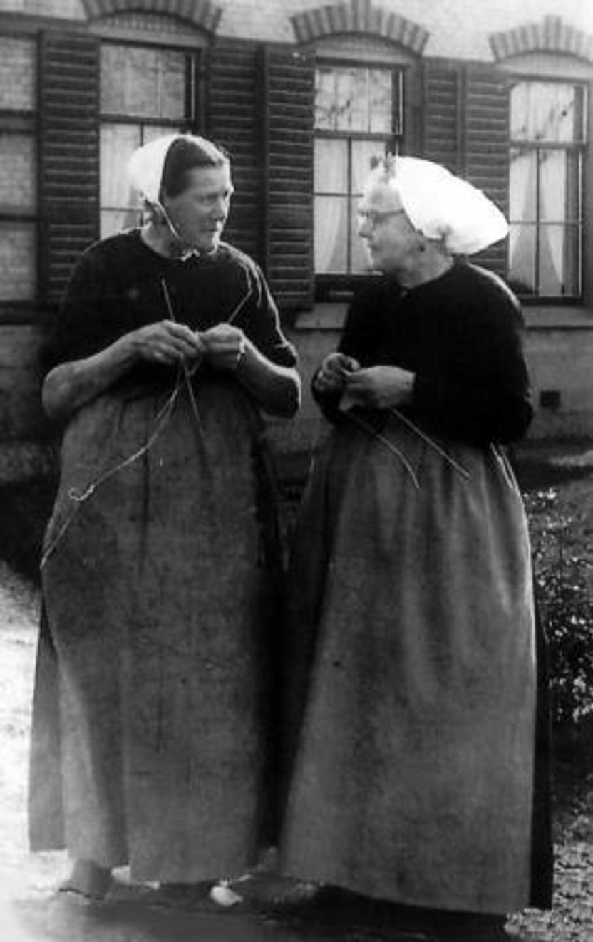 Sien Vrolijk en Neeltje Korbee-de Ruyter (Collectie Nel Noordervliet-Jol, Scheveningen)