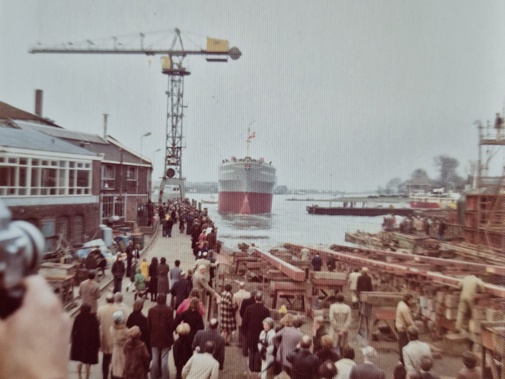 Toeschouwers bij een tewaterlating.