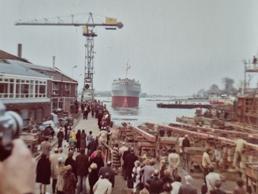 Toeschouwers bij een tewaterlating.