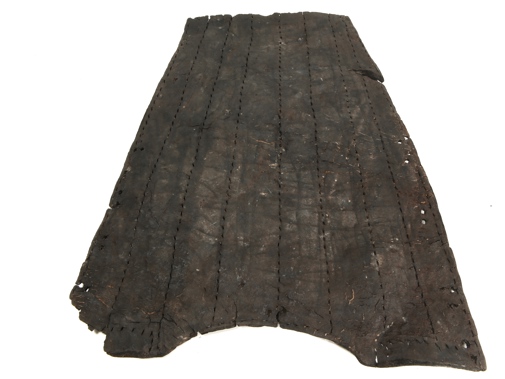 Onderdeel van de leren wambuis uit Valkenburg, 14e eeuw, inv. nr. 39140,  Provinciaal Archeologisch Depot Zuid-Holland