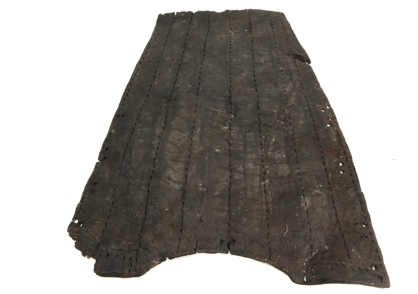 Onderdeel van de leren wambuis uit Valkenburg, 14e eeuw, inv. nr. 39140,  Provinciaal Archeologisch Depot Zuid-Holland