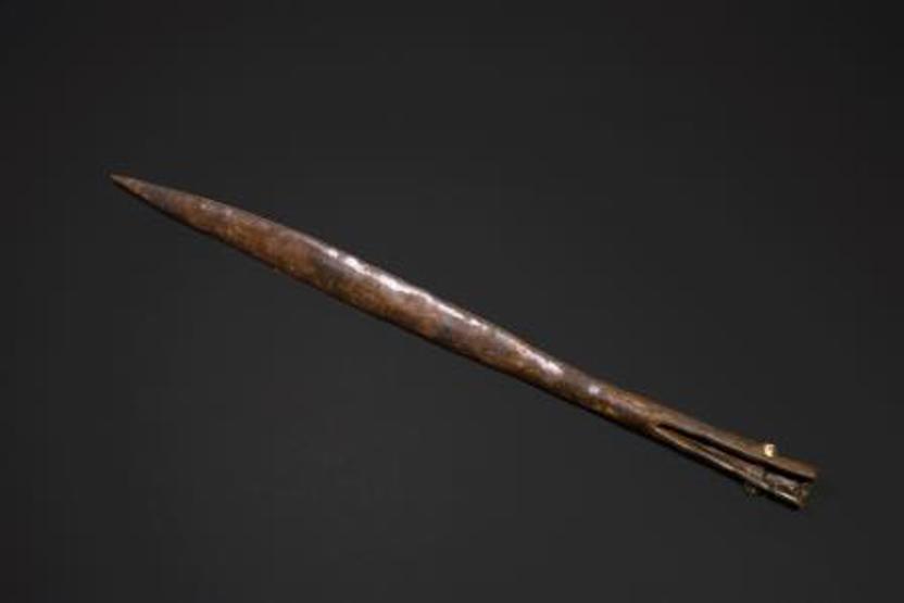 Speerpunt uit het wapengraf dat naast het bijzondere boorgraf van Solleveld lag. Het is aangelegd in de tweede helft van de 6de eeuw. (Bron: Afdeling Archeologie, gemeente Den Haag/Olav Odé) 