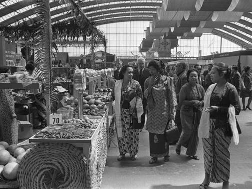 Bezoekers van de Pasar Malam in het RAI-gebouw te Amsterdam, 1972. (Collectie Nationaal Archief)