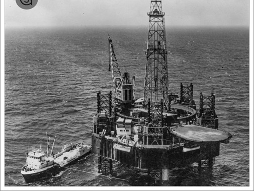 Het tweede door Werf Gusto gebouwde booreiland ‘Île-de-France’. Veilig afgeleverd en opgetuigd door Werf Gusto-werknemers en klaar voor het zoeken naar olie. De machinekamer was gebouwd door collega P. Smit jr.  Foto: Digitale Collectie St.-Erfgoed Werf Gusto 
