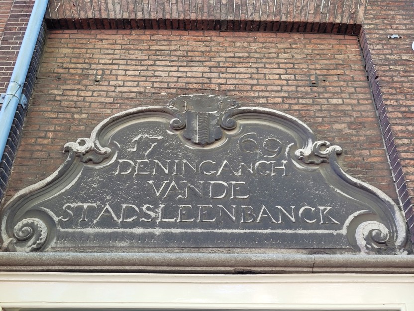 Op de steen boven de deur van gevel: Den Ingangh van de Stadsleenbanck, 1769