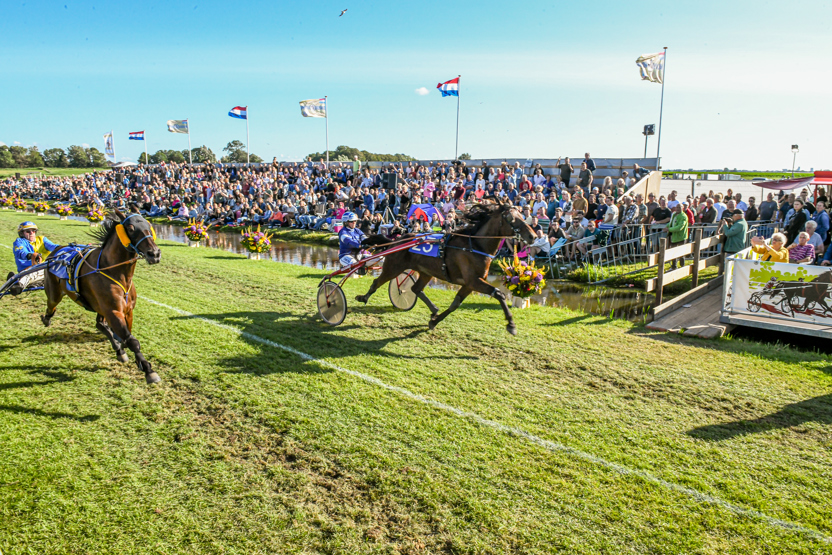 Iedereen uit het dorp helpt mee: van het opbouwen van de tribunes tot het verzorgen van manden met bloemen langs de baan. 