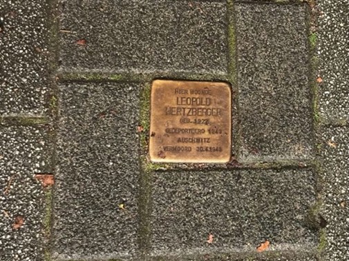  Tegenwoordig liggen voor de deur van deze woningen, op nummer 31 A en 32, stolpersteine (struikelsteentjes) met de namen van de zeven bewoners die zijn weggevoerd.