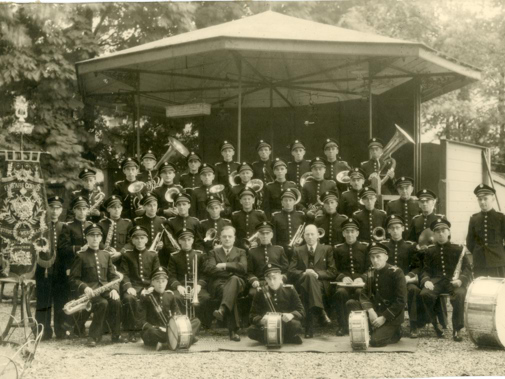 Het fanfarekorps poseert voor een muziektent. (Foto: Regionaal Archief Gorinchem)