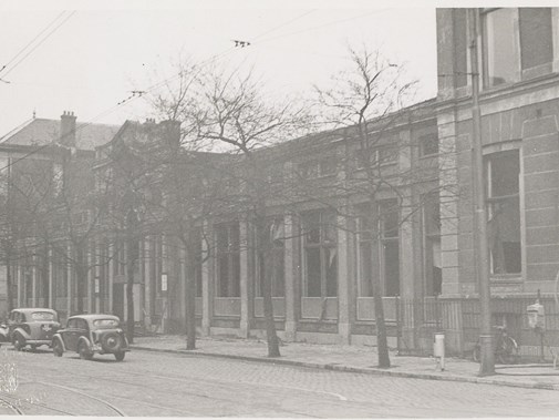 Exterieur van het gemeentelijk bevolkingsregister, Plantage Kerklaan 36-38, na de brandaanslag in de avond van 27 maart 1943. Foto: Stadsarchief Amsterdam / Gemeentepolitie