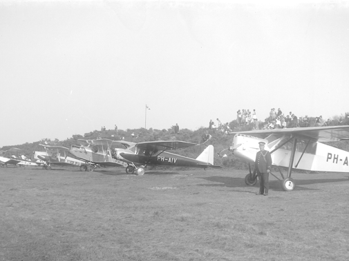 Op een mooie zondag in augustus 1934 landden maar liefst 15 sportvliegtuigen op het vliegveld, als tussenstop tijdens een rondvlucht boven Nederland. Het internationale gezelschap vliegers kwam uit Duitsland, België, Frankrijk, Hongarije en Oostenrijk. Nadat ze gastvrij waren ontvangen door M.A.G. van der Leeuw, vertrok de groep weer. (Foto: Streekarchief Voorne-Putten)