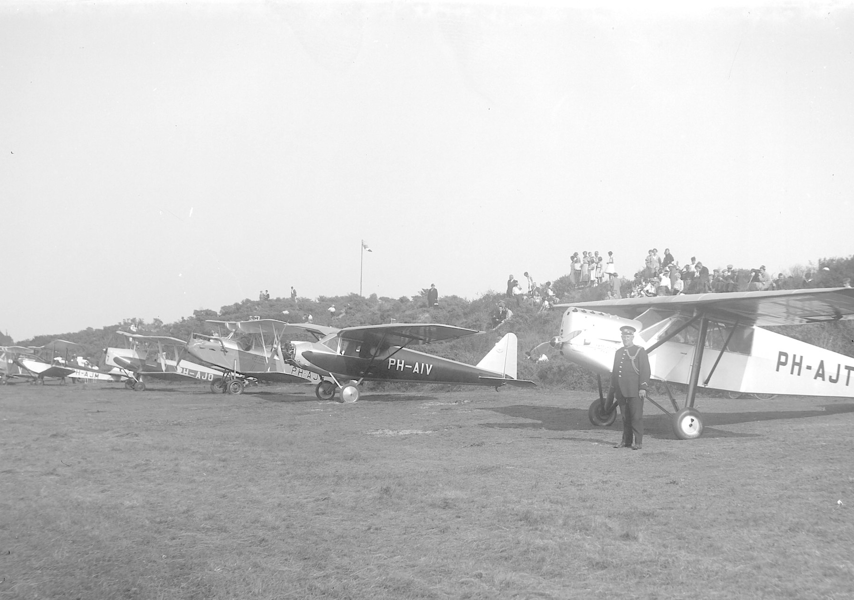 Op een mooie zondag in augustus 1934 landden maar liefst 15 sportvliegtuigen op het vliegveld, als tussenstop tijdens een rondvlucht boven Nederland. Het internationale gezelschap vliegers kwam uit Duitsland, België, Frankrijk, Hongarije en Oostenrijk. Nadat ze gastvrij waren ontvangen door M.A.G. van der Leeuw, vertrok de groep weer. (Foto: Streekarchief Voorne-Putten)