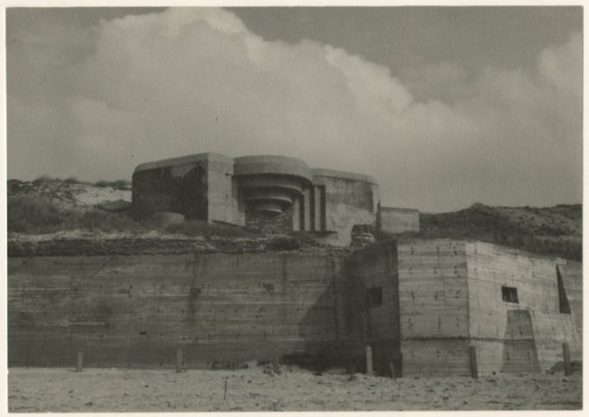 Foto: Strand met bunker, onderdeel van de Atlantikwall. (Collectie Haags Gemeentearchief)