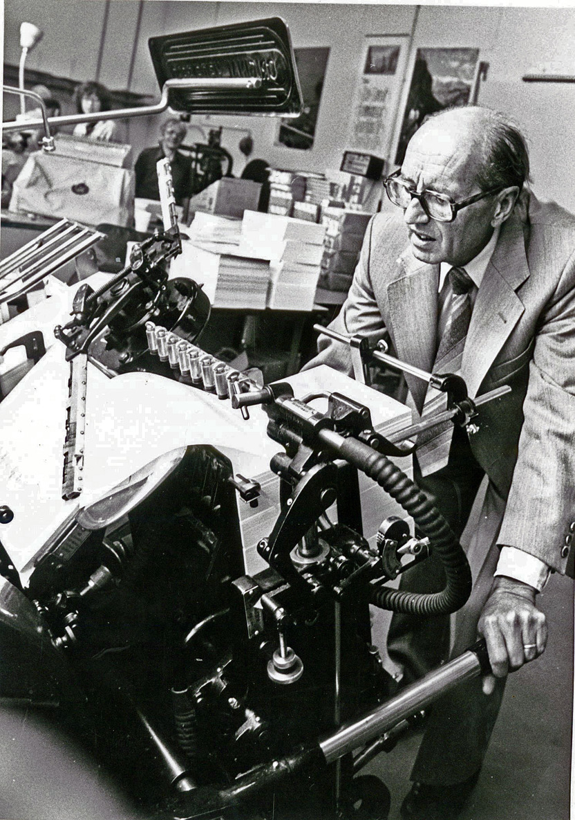 Henk (H.A.J.) van der Drift demonstreert een Heidelberger-machine in de handelsdrukkerij Van der Drift. (foto: Aad van der Drift) 