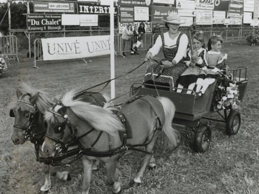Ringsteken was – en is – een populair onderdeel van de Stompwijkse Paardendagen, ca. 2000. 