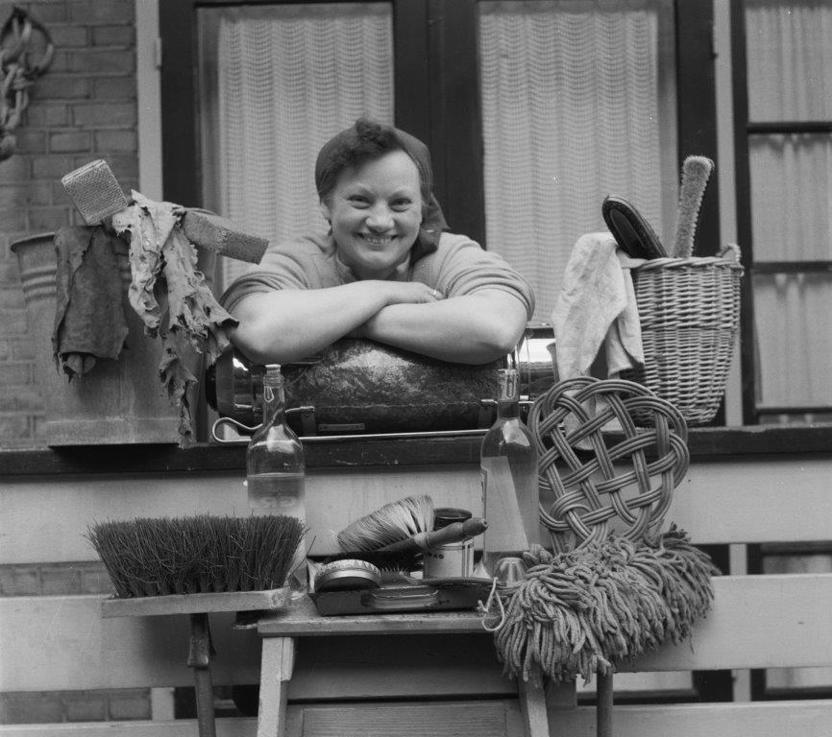 J.D. Noske/Anefo, Huisvrouw anno 1952  (Nationaal Archief: Fotocollectie Anefo, CC0)