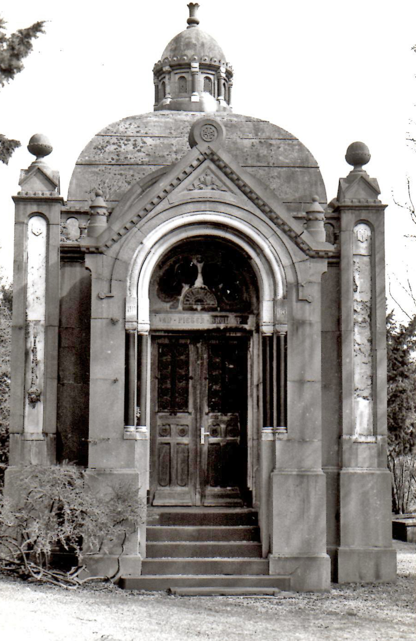 Neoromaans mausoleum voor de familie Kruyff Bartholomeus & Zn op Oud-Kralingen te Rotterdam. Hier nog in vervallen staat, maar sinds 2015 in oude glorie hersteld en bestemd tot columbarium. Foto: M. Hulsman