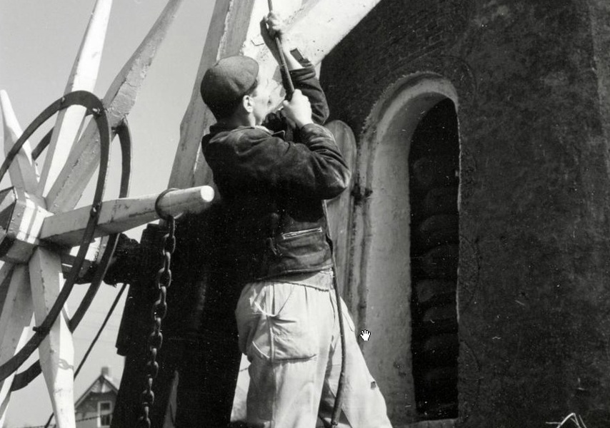 Molenaar aan het werk, ca. 1960 (Nationaal Archief)