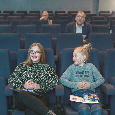 Twee leerlingen tijdens de Lancering van de Digitale Scheurkalender Burgerschap (Foto: Floris Scheplitz)