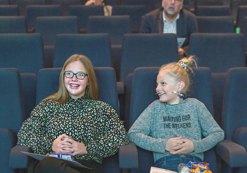 Twee leerlingen tijdens de Lancering van de Digitale Scheurkalender Burgerschap (Foto: Floris Scheplitz)