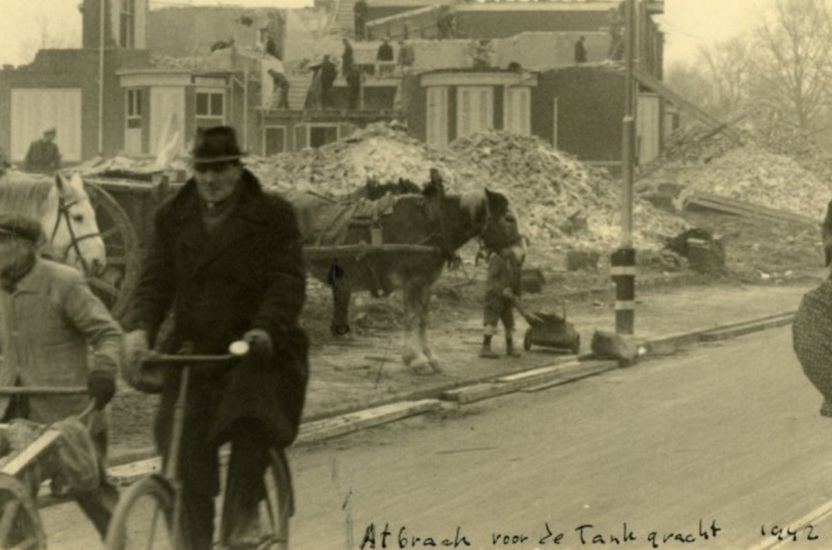 "Afbraak voor de tankgracht" staat op deze foto van mogelijk de Stadhouderslaan geschreven. (Foto L.H. Zieck, collectie Haags Gemeentearchief)