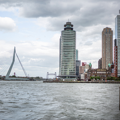 Rotterdam: de Maas en de Erasmusbrug.