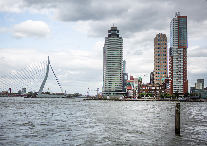 Rotterdam: de Maas en de Erasmusbrug.