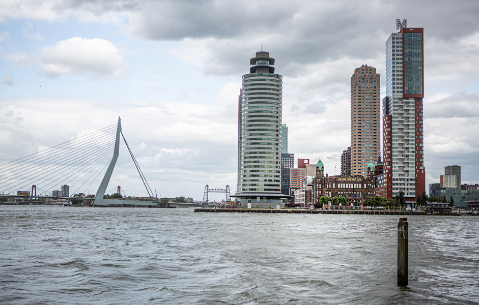 Rotterdam: de Maas en de Erasmusbrug.