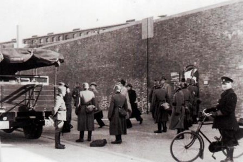 Deportatie van Geuzen uit het Oranjehotel, april 1941. (Fotograaf onbekend, Streekmuseum Jan Anderson)