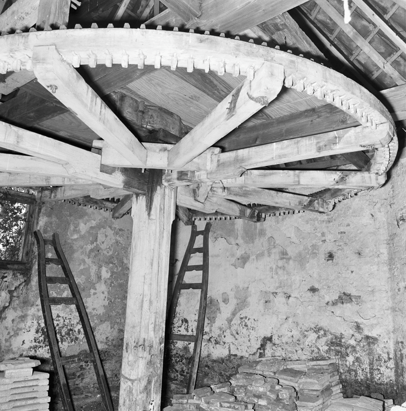 Interieur van een karnmolen bij boerderij Klein Raadwijk in Alphen aan den Rijn (foto: G.J. Drukker 1992 / RCE / CC 3.0)