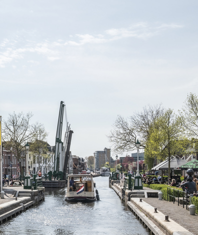 De Sluis Leidschendam met pleziervaart en gezelligheid, op naar het toeristisch vaarseizoen. (Foto:Michel Groen / Charles Groeneveld)