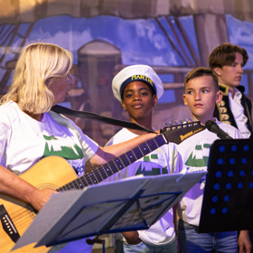 De Rotterdamsche Scheepsmaetjes tijdens het Shantyfestival bij de Wereldhavendagen in Rotterdam, 2024. (foto Marco Zwinkels)