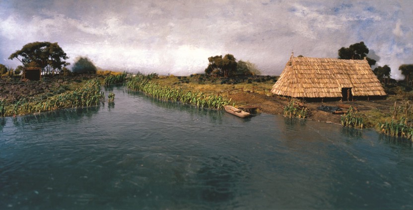 Boerenleven in de IJzertijd in het Maasmondgebied: een maquette van een boerderij met omliggend erf en veenlandschap, rond 500 v.Chr. (Maquette Werner Kannamüller, foto: Archeologie Rotterdam (BOOR)/Peter de Ruig)
