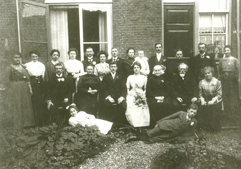 Huwelijksfoto van Rients en Nettie, 1 oktober 1913. De moeder (met Fries kapje) van de bruidegom zit rechts van de bruid