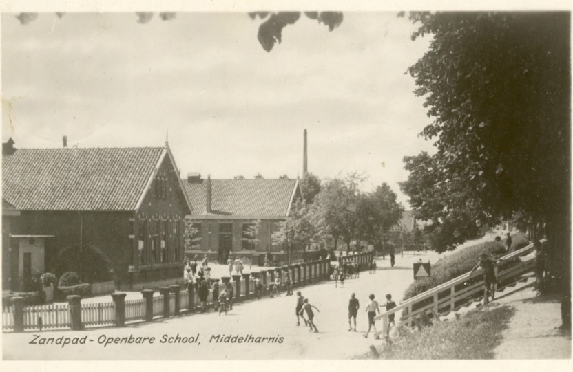 Ansichtkaart met de Openbare School aan het beneden zandpad wat nu tegenwoordig het Cultureel Centrum Diekhuus is. (Foto: Streekarchief Goeree-Overflakkee)