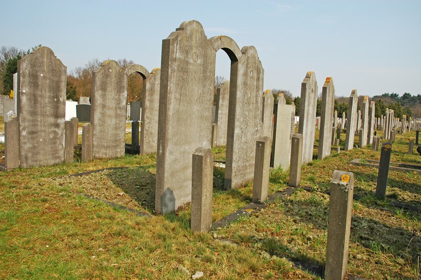  Staande stenen op de joodse begraafplaats Persijnhof in Wassenaar. Foto: M. Hulsman